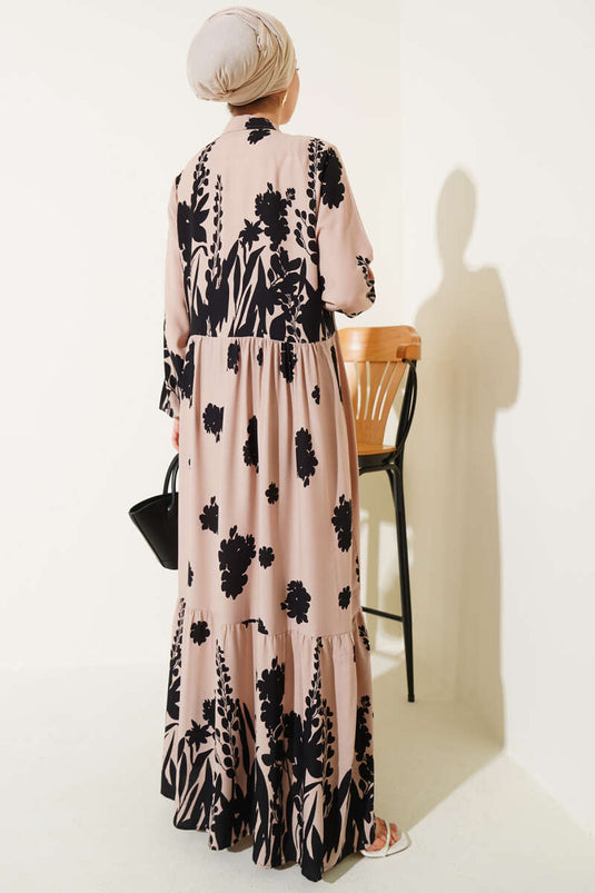 فستان بنقشة لاتيه مع ربطة عنق