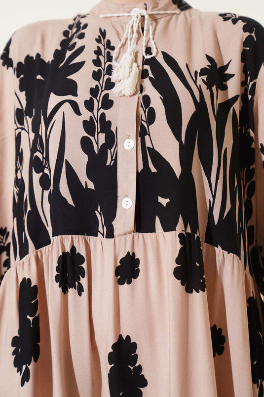 فستان بنقشة لاتيه مع ربطة عنق