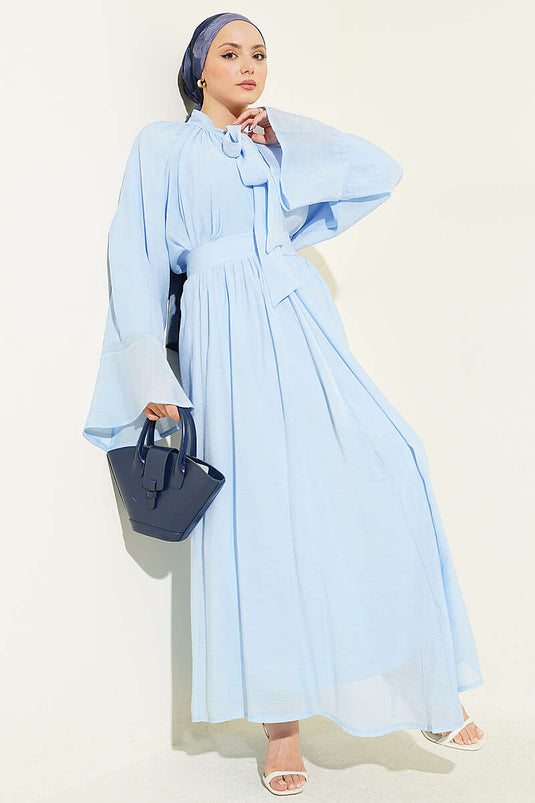 Zweiteiliger Oversize-Anzug mit Rock und Bindeband in Eisblau