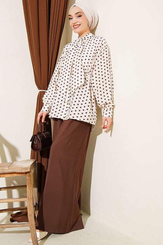 Chemise à pois beige avec col à nouer