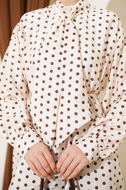 Chemise à pois beige avec col à nouer