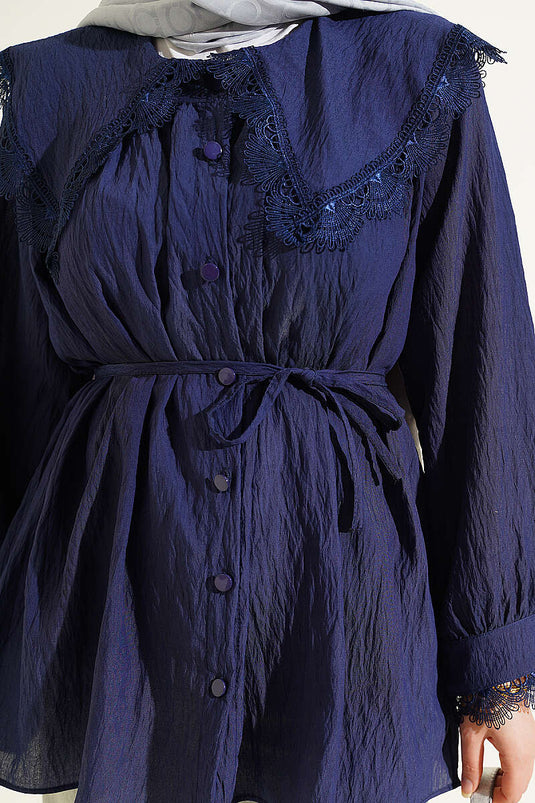 Chemise à col marin en dentelle guipure à col montant bleu marine