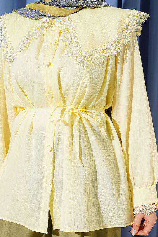 Chemise à col marin en dentelle guipure jaune avec col montant
