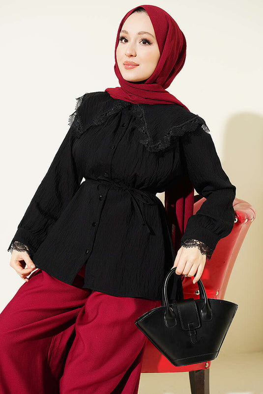Chemise noire à col marin avec dentelle aux poignets et col en V