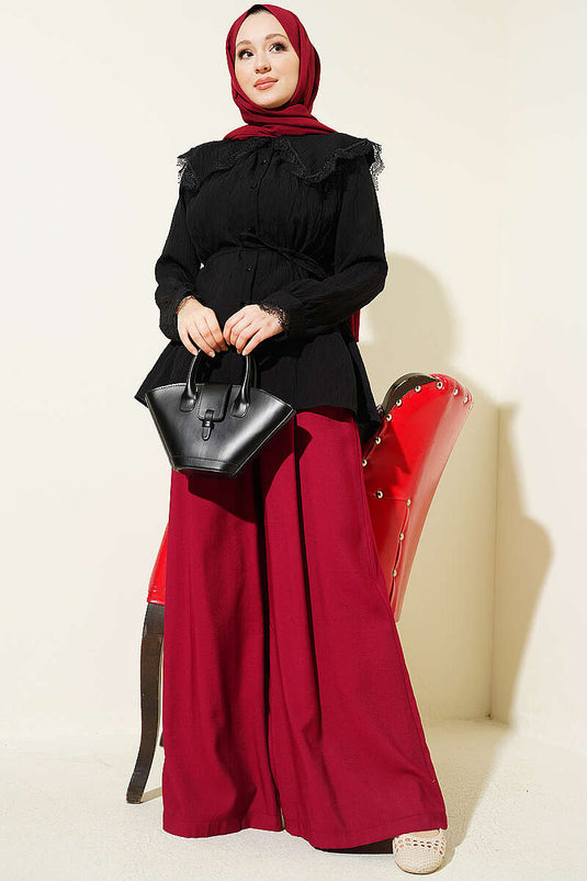 Chemise noire à col marin avec dentelle aux poignets et col en V