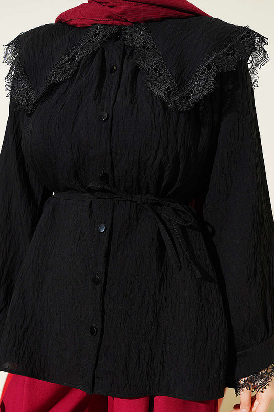 Chemise noire à col marin avec dentelle aux poignets et col en V