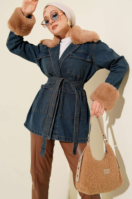 سترة جينز بياقة فروية تصل إلى الكاحل