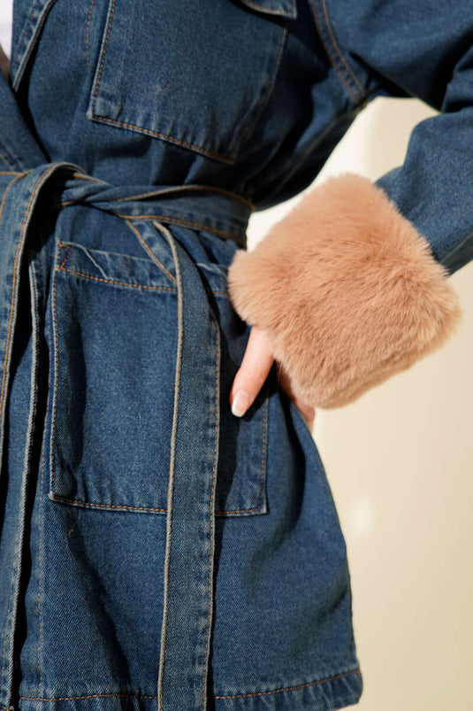 سترة جينز بياقة فروية تصل إلى الكاحل