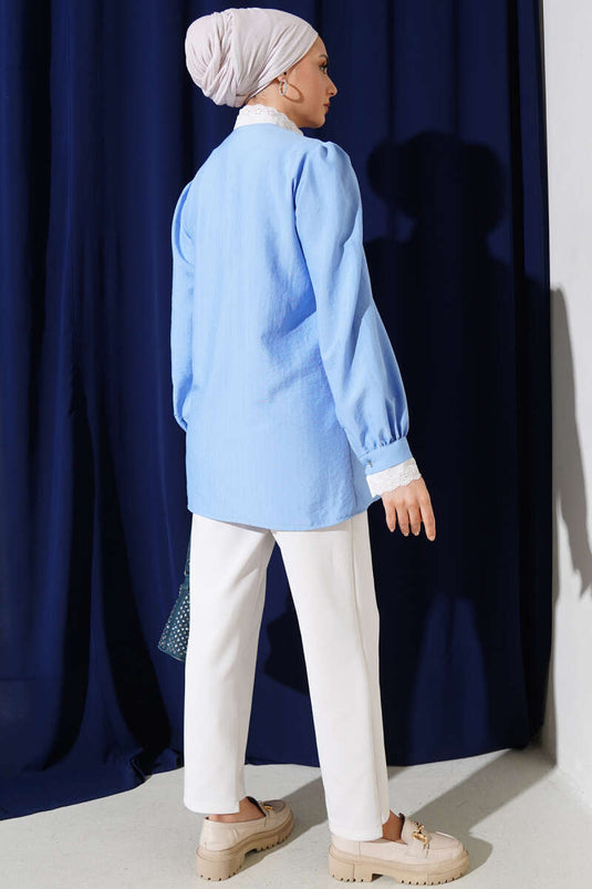 قميص مخطط بياقة مطرزة باللون الأزرق