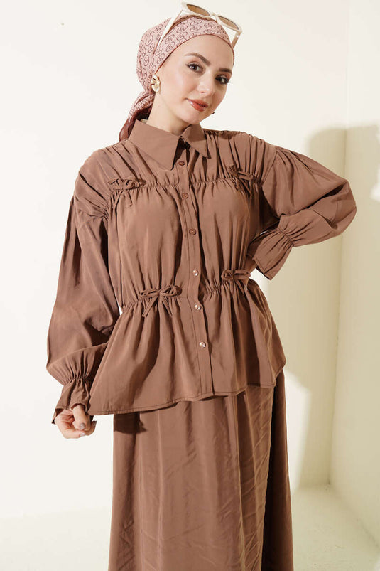 طقم ثنائي بتوب بياقة مجعدة وتنورة مزينة بفيونكة بلون اللاتيه