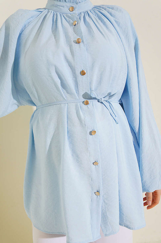 Babyblaues Hemd Mit Krawatten-Detail Und Taillengürtel