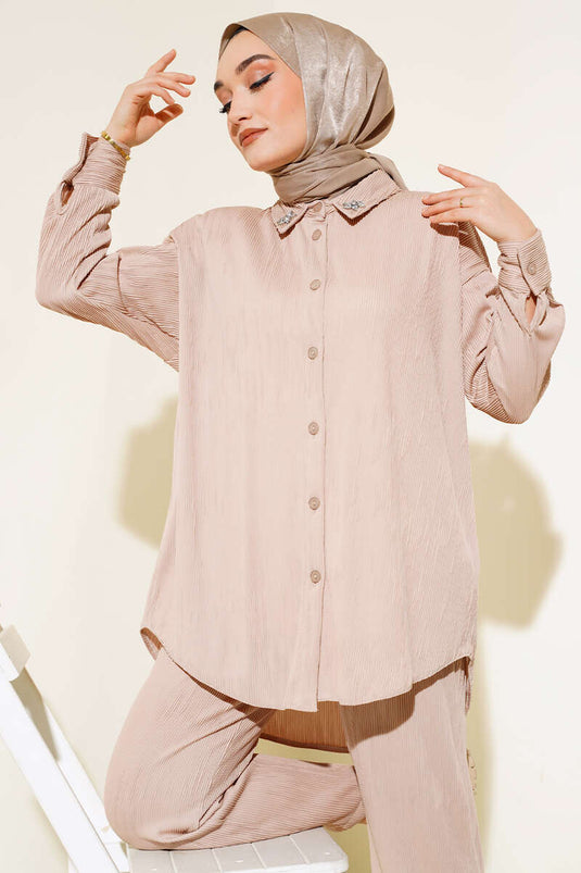 Costume beige à col fleuri et pierre