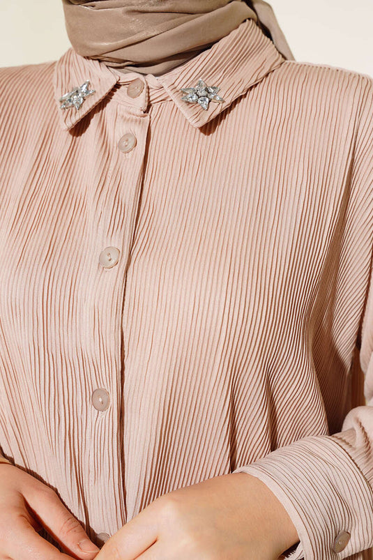 Costume beige à col fleuri et pierre