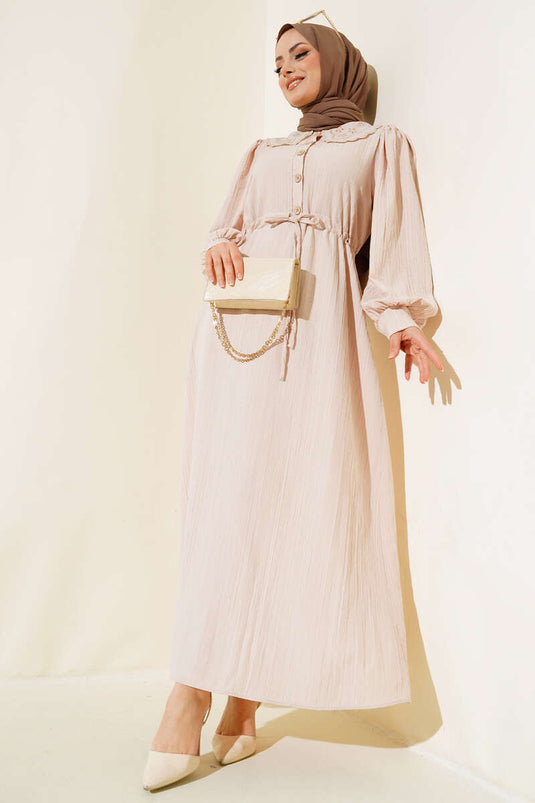 فستان بياقة دانتيل وخصر نفق باللون البيج