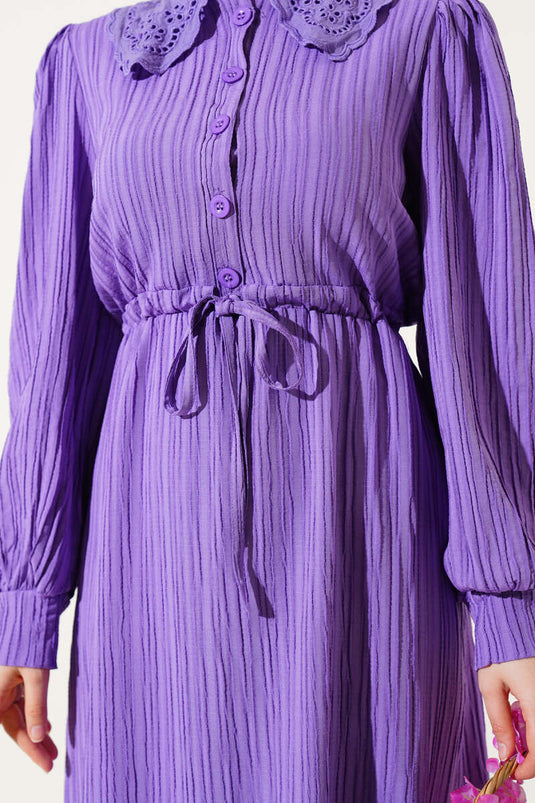 Robe à col en dentelle et ceinture lilas