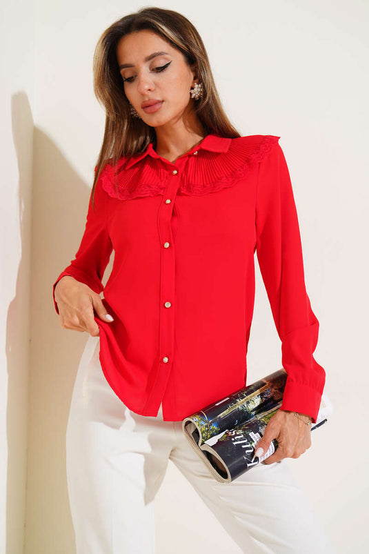 قميص أحمر مطوي بياقة من الدانتيل