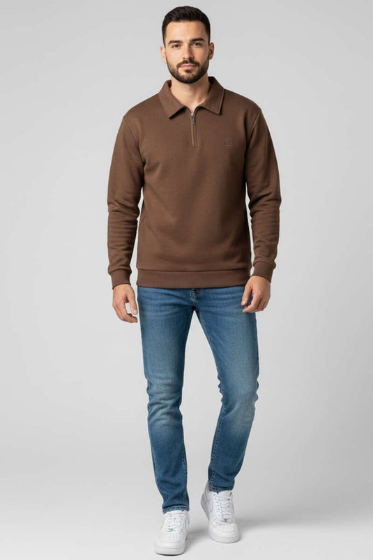 سويت شيرت رجالي بياقة مزينة بتفاصيل وسحاب نصفي، لون بني فاتح