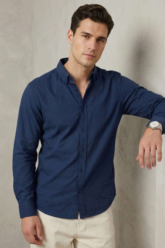 Camicia da uomo con bottoni sul colletto blu scuro