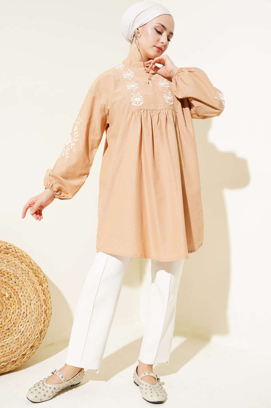 Geborduurde tuniek met knoopkraag Latte