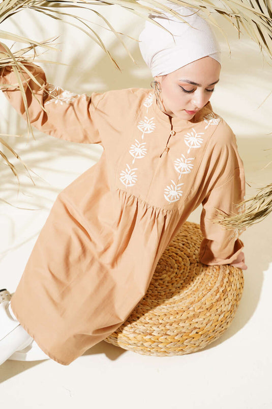 Geborduurde tuniek met knoopkraag Latte