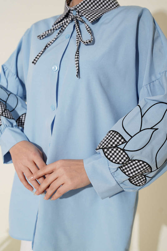 قميص بياقة منقوشة بنقشة مربعات وأكمام مطرزة باللون الأزرق الفاتح