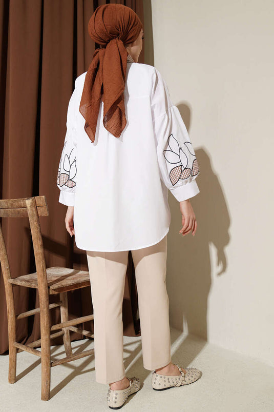 Camicia bianca con collo a quadri e ricamo sulle maniche