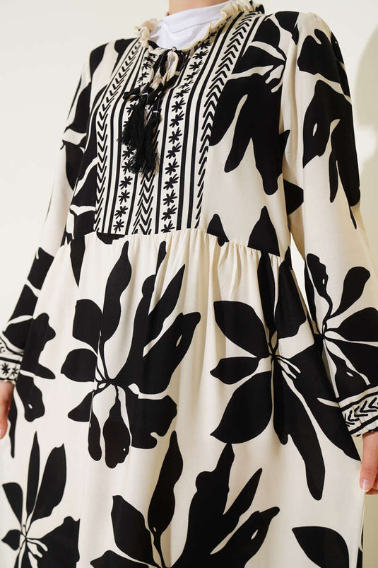 Robe noire à motifs avec col à volants et détails lacés