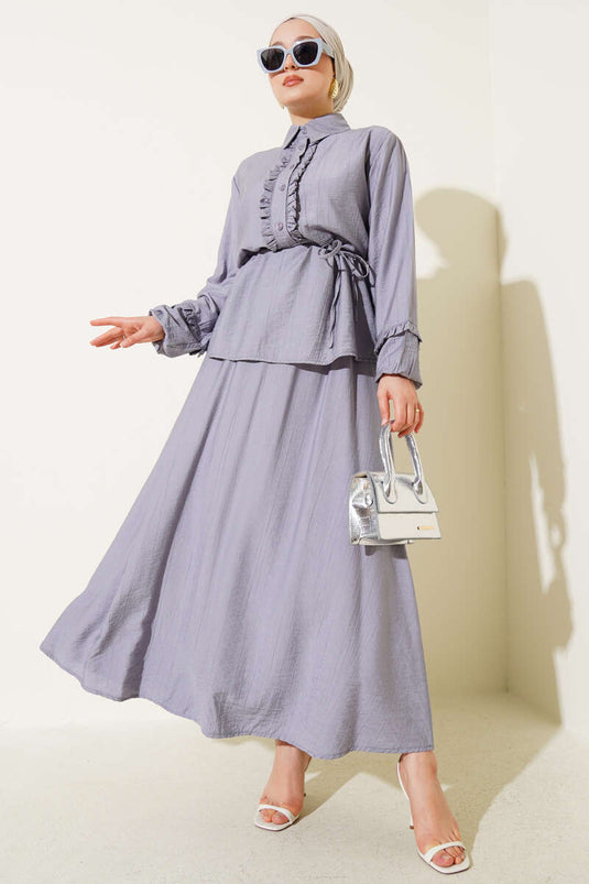 Tweedelig pak met ruches en details in grijs