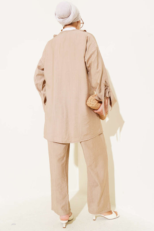 بدلة لاتيه من قطعتين مع ياقة مكشكشة