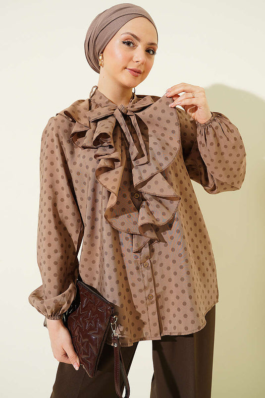Chemise à pois avec col à volants et cordons, couleur vison