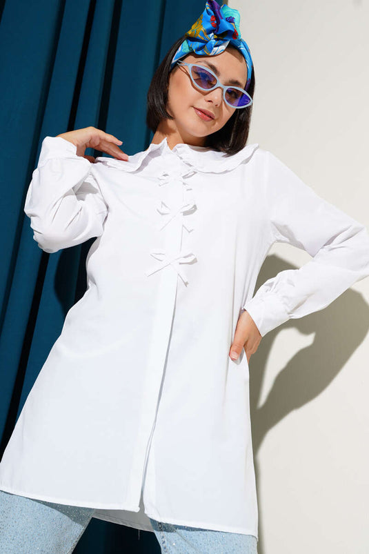 Tunique blanche à col volanté et nœud