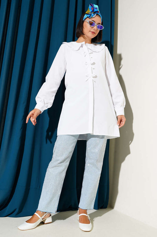 Tunique blanche à col volanté et nœud