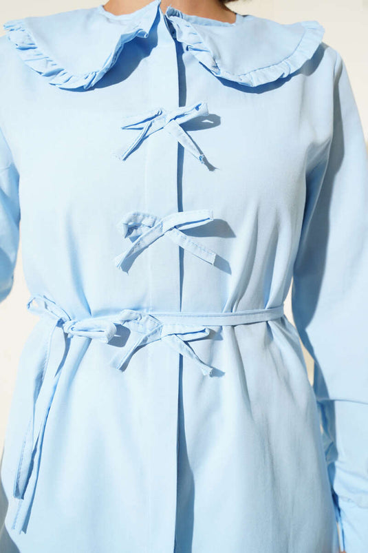 Tuniek met ruchekraag en strik in ijsblauw