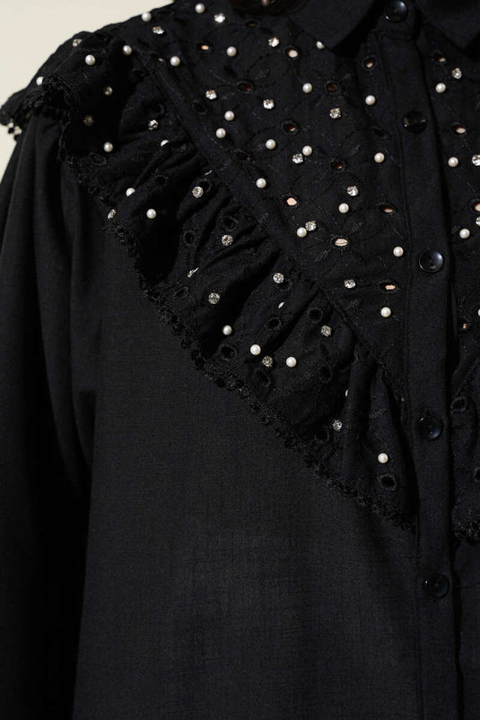 Chemise noire brodée de perles avec col à volants