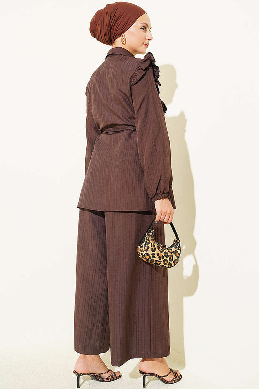 Completo Due Pezzi Con Collo Ruffle E Nastro In Marrone
