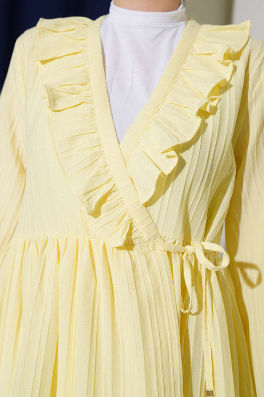 Gele kimono met gegolfde kraag en reliëfstrepen.