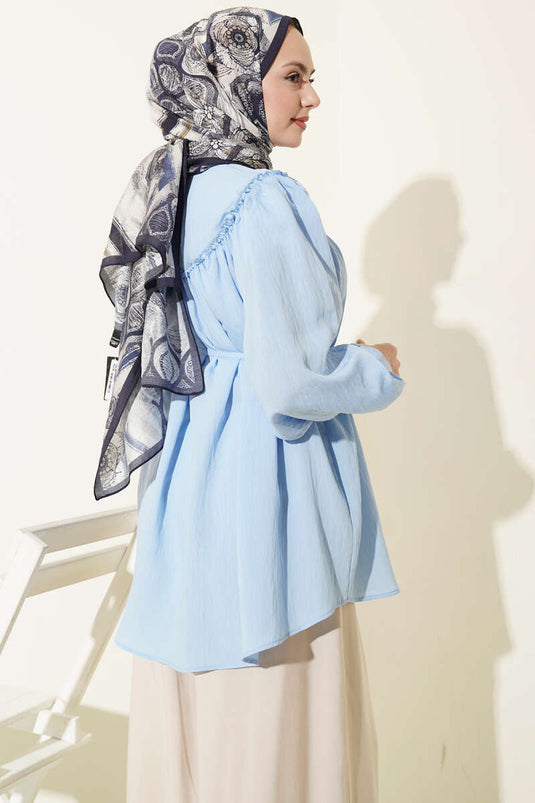 Tunique bleue avec détail nœud papillon au col