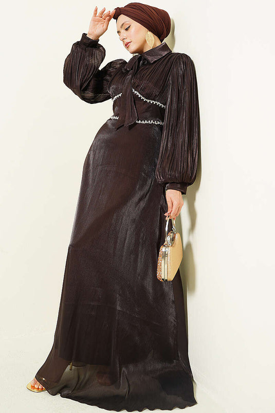 Robe de soirée à col montant avec nœud et pierres, couleur marron foncé