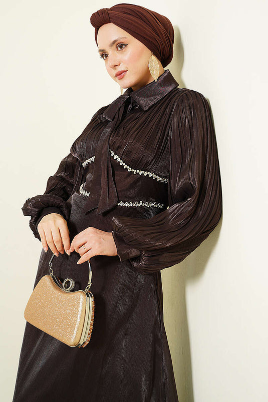 Robe de soirée à col montant avec nœud et pierres, couleur marron foncé