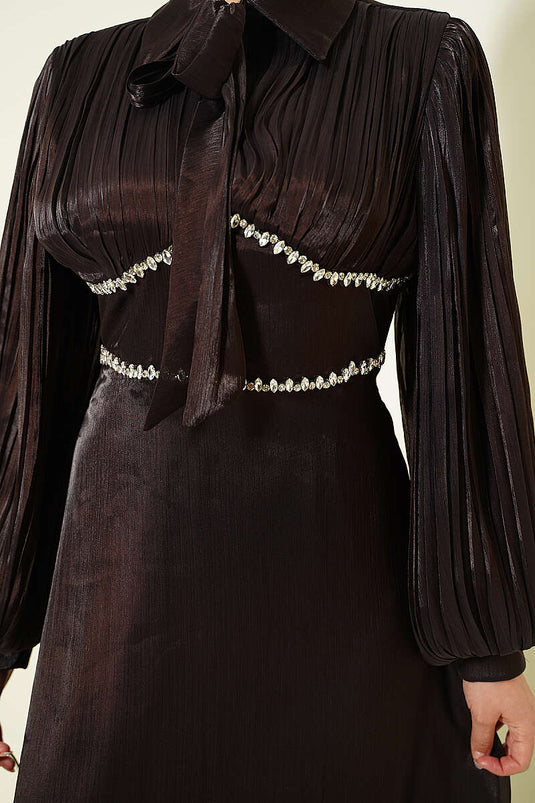 Robe de soirée à col montant avec nœud et pierres, couleur marron foncé