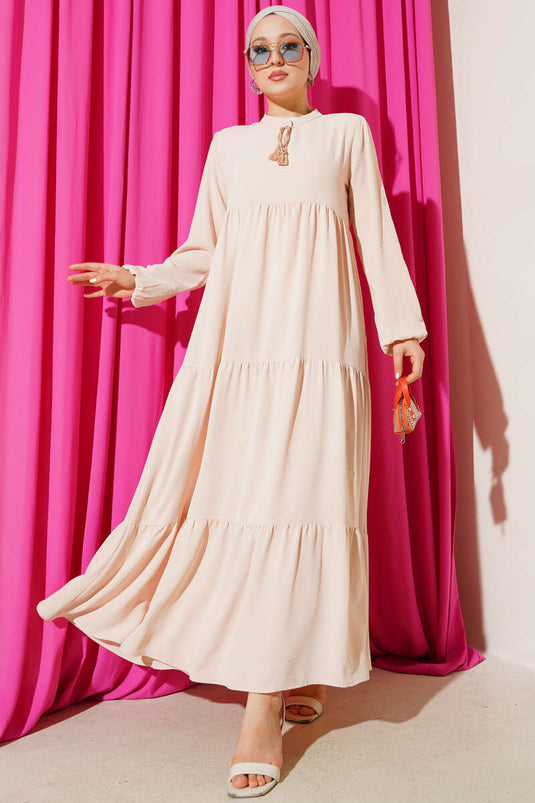 فستان بيج متعدد الطبقات مع ياقة وتفاصيل دانتيل