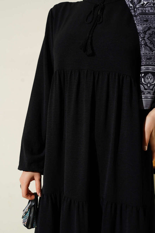 Robe longue à col en V avec détail cordon noir