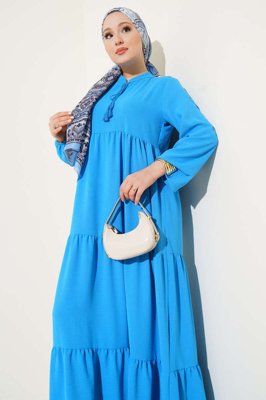 Robe turquoise à volants avec col et détails en dentelle