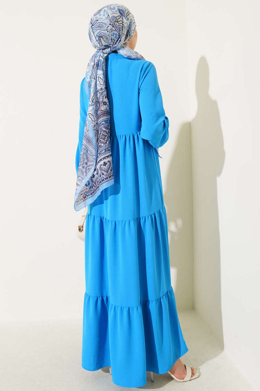 Robe turquoise à volants avec col et détails en dentelle