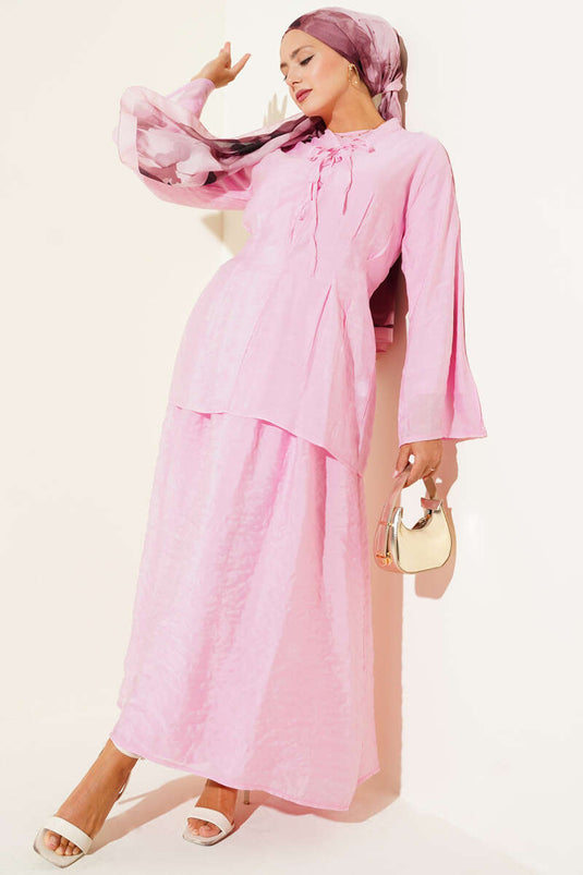 Costume trois pièces avec col noué et jupe rose