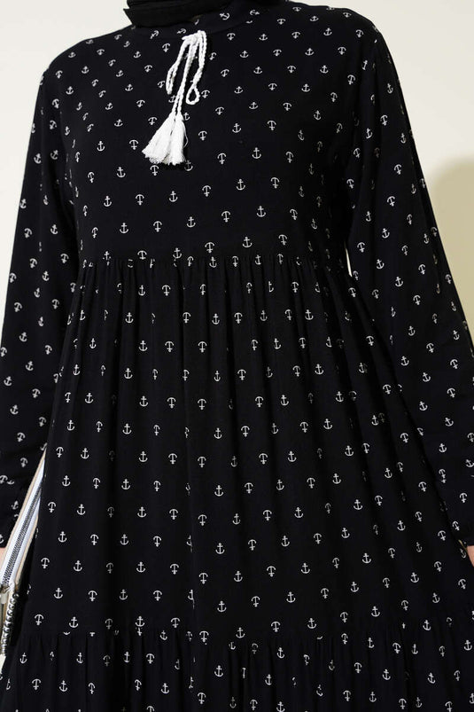 Schwarzes Kleid mit Ankermuster und Kordelzugkragen