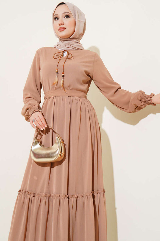 Kleid mit Kragen und Gürtel in Latte