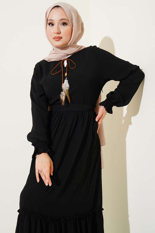 Robe noire ceinturée avec col et corde