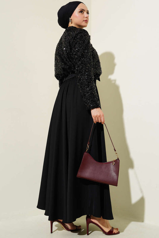 Met pailletten versierd tweedelig pak met kraag en lint, zwart