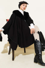 Poncho noir orné de fourrure